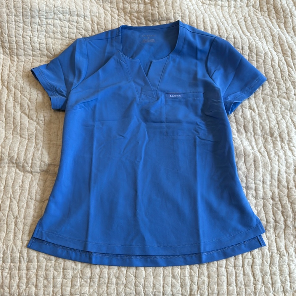 NWT jaanuu scrub top
